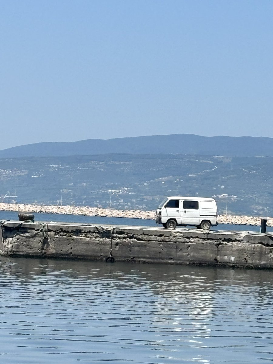 uzgun minibus tek basina overthinkleniyordu.. cok uzuldum. kahroldum