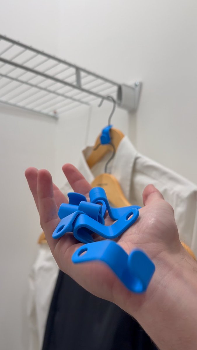 👕 Print this clever Hanger Connector to link hangers, save space &amp; tidy up your closet!
📐 Design &amp; image credit:  Charlie Designs
🔗crealitycloud.com/model-detail/6…

#CrealityCloud  #3dmodeling #3dmodel #creality 
#3DPrinting #organization #3dprintingcommunity #clothhanger #connectors