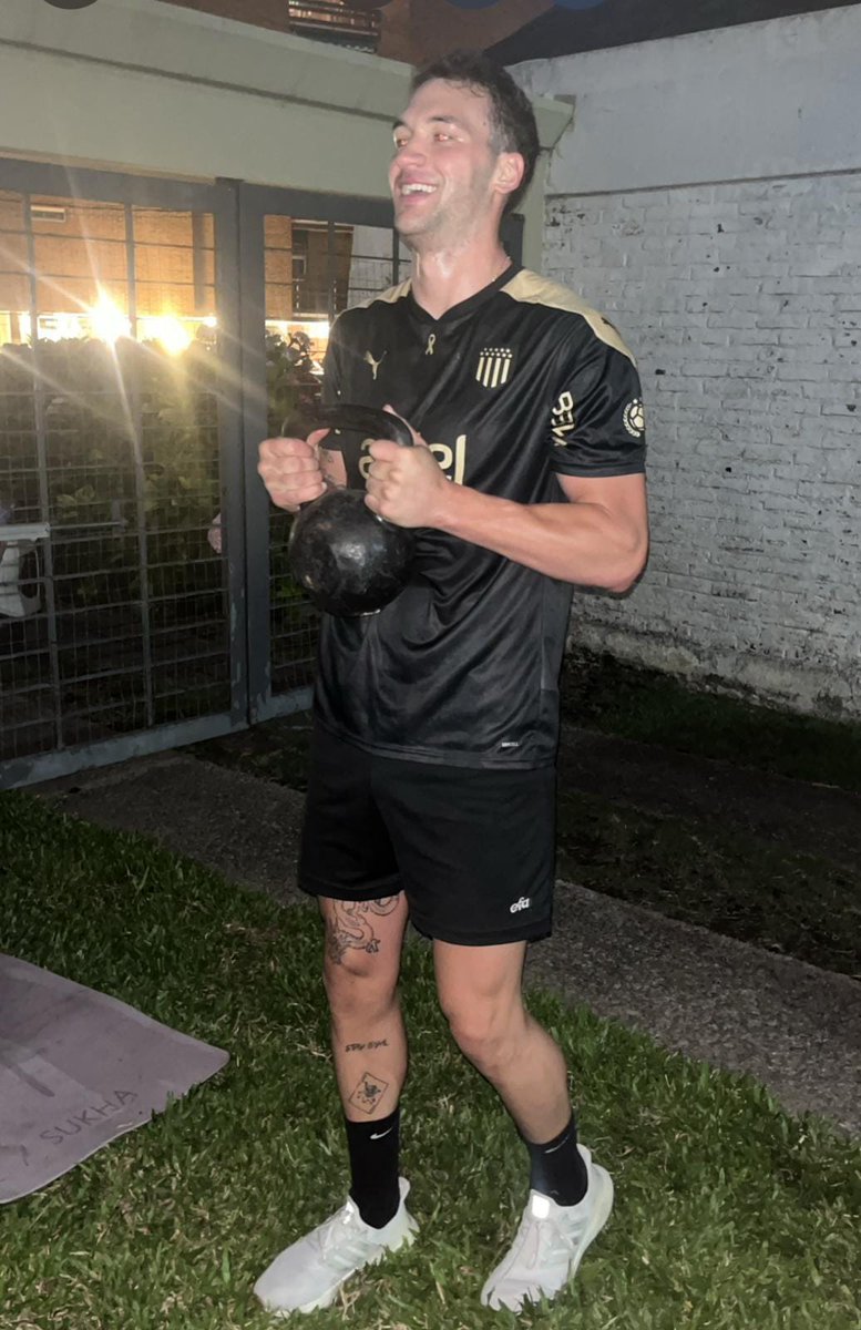 NICOLA POMOLI entonces. Ya era hora. 

Hecho a medida de la camiseta de Peñarol. 

Éxitos <a href="/NicoPomoli/">Nico Pomoli</a>. Vamos nosotros.