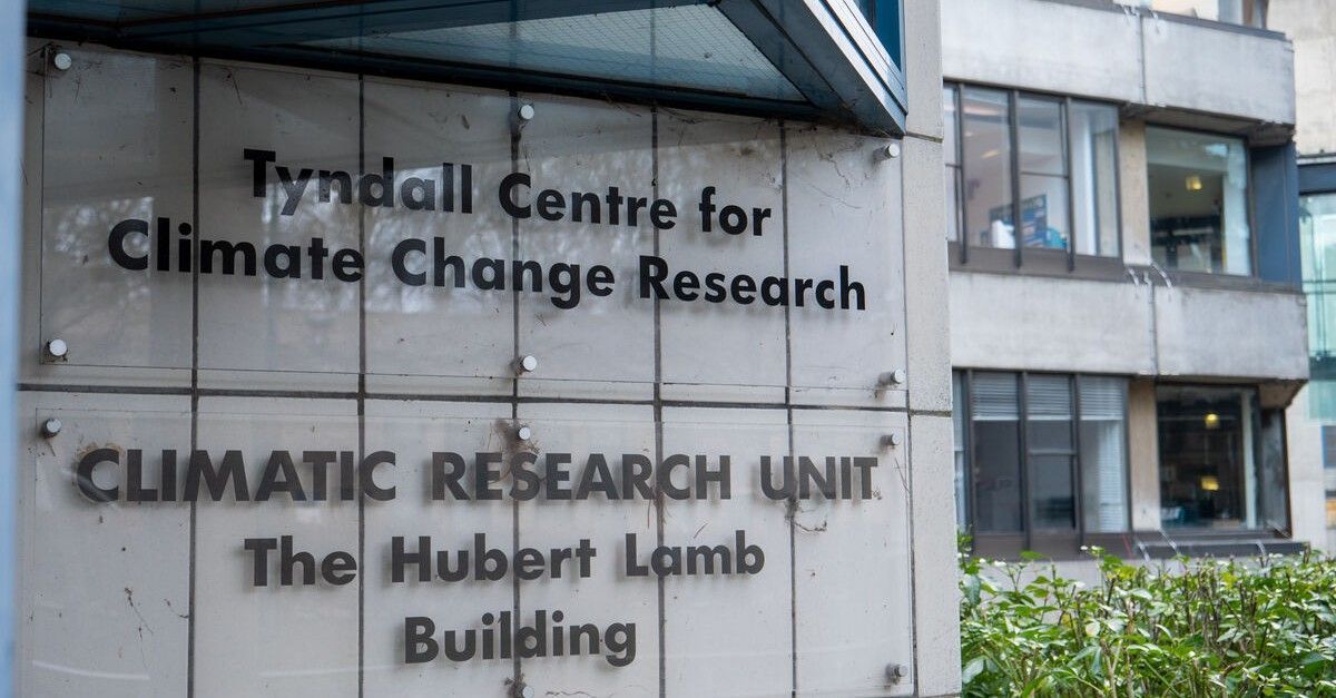 Join our conference, participate in early-career masterclasses and poster showcases, and enjoy our post-conference party to celebrate 25 years of the Tyndall Centre for #ClimateChangeResearch 🌎 

📅 8-10 September 2025
📍 UEA
🔗 tyndall.ac.uk/events/critica…

#Tyndall25UEA