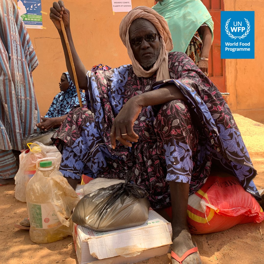 WFP Mali (@wfp_mali) on Twitter photo 🇲🇱Life-saving intervention in Douentza!
Mohamed, 50, tells it best:"This aid saved us. I didn’t know what my 10 children would eat tomorrow."
He's one of nearly 8,000 affected people who received vital food aid🍚from <a href="/WFP/">World Food Programme</a> & partners like <a href="/eu_echo/">EU Civil Protection & Humanitarian Aid 🇪🇺</a> during the tough prelean season. 🇲🇱Life-saving intervention in Douentza!
Mohamed, 50, tells it best:"This aid saved us. I didn’t know what my 10 children would eat tomorrow."
He's one of nearly 8,000 affected people who received vital food aid🍚from <a href="/WFP/">World Food Programme</a> & partners like <a href="/eu_echo/">EU Civil Protection & Humanitarian Aid 🇪🇺</a> during the tough prelean season.