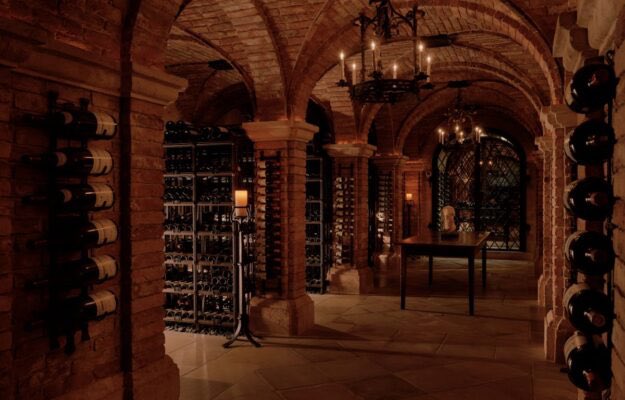 WineNewsIt's tweet photo. #Vino e #collezionismo, 28,8 #milionididollari per l’#asta della #collezione di #WilliamIKoch, battuta da @ChristiesInc. #TopLot la #Mathusalem di Domaine de la #RomanéeConti 1999 a 275.000 dollari. #Sassicaia, #Monfortino e #Gaja migliori #italiani, https://t.co/ir4vMUUd6N https://t.co/RtUTnpcbUx