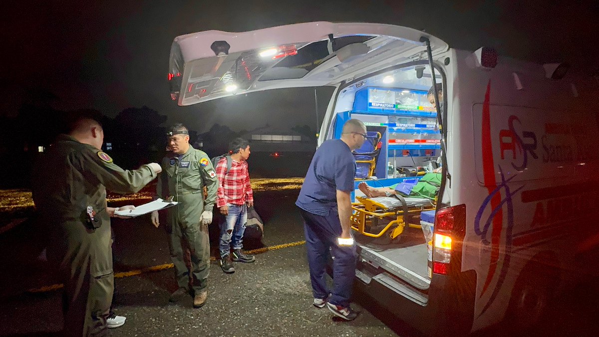FuerzaAereaCol's tweet photo. Mujer en embrazo gemelar fue trasladada en helicóptero de la #FuerzaAeroespacial🇨🇴, desde el departamento del Chocó, hasta #Cali, para recibir atención médica especializada.
➡️https://t.co/MqHHvjHscE
#CACOM7
#EMAVI
#ProtegemosLaVida
#HonorEsServir https://t.co/oVmGVrYC5w