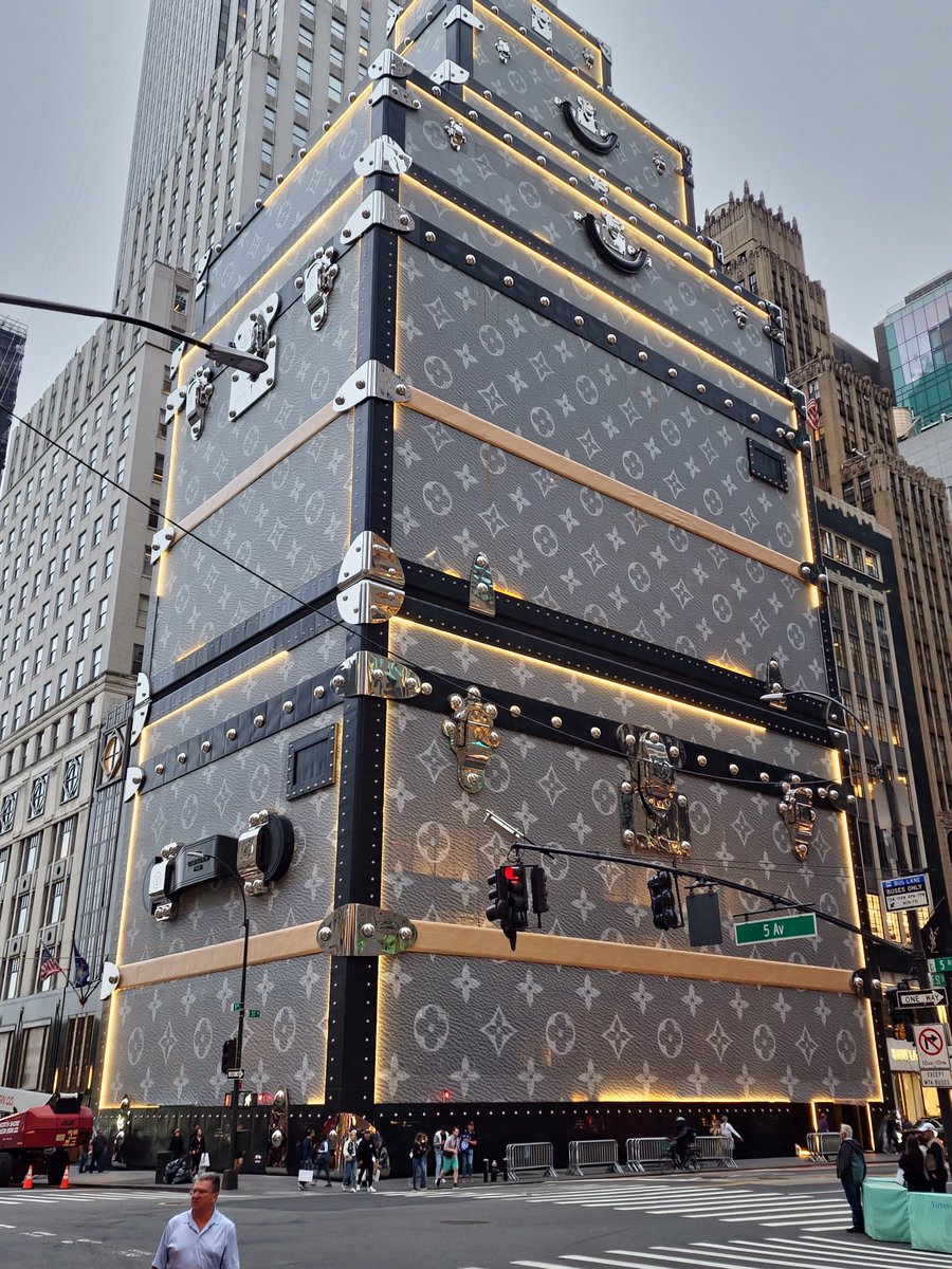 MrBeasts2021's tweet photo. ニューヨークのルイヴィトンは建物がトランクになっている！！
#ニューヨーク 
#NewYork 
#LouisVuitton https://t.co/dGzGX8XBPj