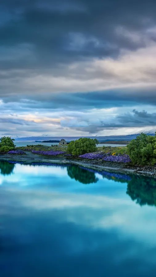 Serene Mirror Lake's nature with beautiful shades of blue in New Zealand  🇳🇿