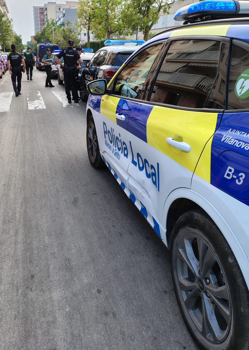 🚨 Dispositiu #Kanpai en matèria de trànsit a #vng :
🔹1 detingut per conducció temerària
🔹18 vehicles controlats
🔹7 alcoholèmies positives (administratives)
🔹2 alcoholèmies positives (penals)
🔹2 investigats per conduir sense permís
🔹1 permís caducat
#CoordinacióPolicial