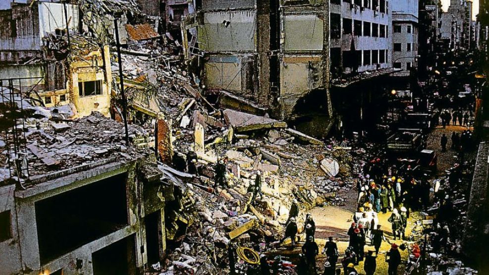 flandivar's tweet photo. Más de 100 muertos dejaron los iraníes en dos atentados en la Argentina, 22 en la embajada de Israel y 85 en el ataque a la AMIA. Me van a disculpar si quiero que los hagan mierda, a ellos, a su régimen, a sus ayatollahs y a todos sus cómplices de allá y de acá. https://t.co/2TX3mwBjMC