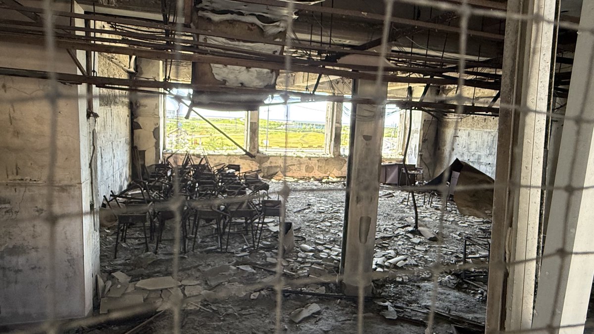 sabachari's tweet photo. 【石巻市　門脇小学校　震災遺構③】
 
津波や火災でボロボロになった教室や備品などもそのまま残っています。

3年生は理科の実験だったり4年生は学級活動の時間だったりなど、当時の状況もありありと解説がされていました。

津波で流され火のついた家屋や車が校舎まで流れてきて学校も火災が起きたそう…

震災後はもちろん学校は使えないため地元の中学校に小学生も通ったとのこと。

#自転車
#日本一周
#自転車日本一周
#さばちゃり
#宮城県
#石巻市
#門脇小学校
#東日本大震災