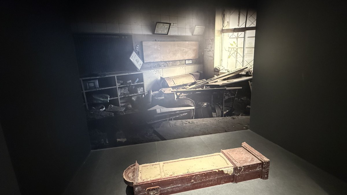 sabachari's tweet photo. 【石巻市　門脇小学校　震災遺構③】
 
津波や火災でボロボロになった教室や備品などもそのまま残っています。

3年生は理科の実験だったり4年生は学級活動の時間だったりなど、当時の状況もありありと解説がされていました。

津波で流され火のついた家屋や車が校舎まで流れてきて学校も火災が起きたそう…

震災後はもちろん学校は使えないため地元の中学校に小学生も通ったとのこと。

#自転車
#日本一周
#自転車日本一周
#さばちゃり
#宮城県
#石巻市
#門脇小学校
#東日本大震災