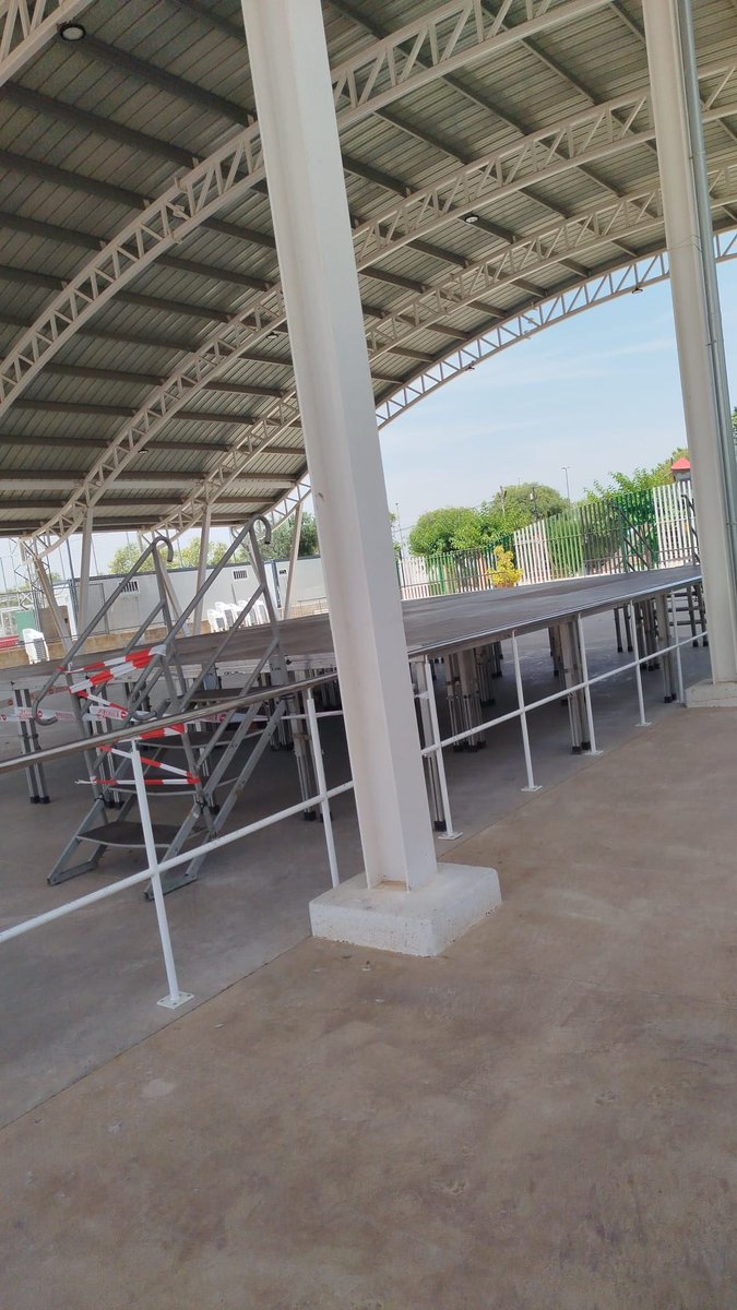 Guada_VET's tweet photo. Esto pasaba hace una semana. Y continúa. Un escenario plantado desde hace una semana para un evento de hace cuatro días en la pista de patinaje. Y ahí sigue. Os parece bien, @Ajuntaldaia
@GuillermoLujan_
? https://t.co/hcBkQxz7Wp https://t.co/K1jmydQi1s