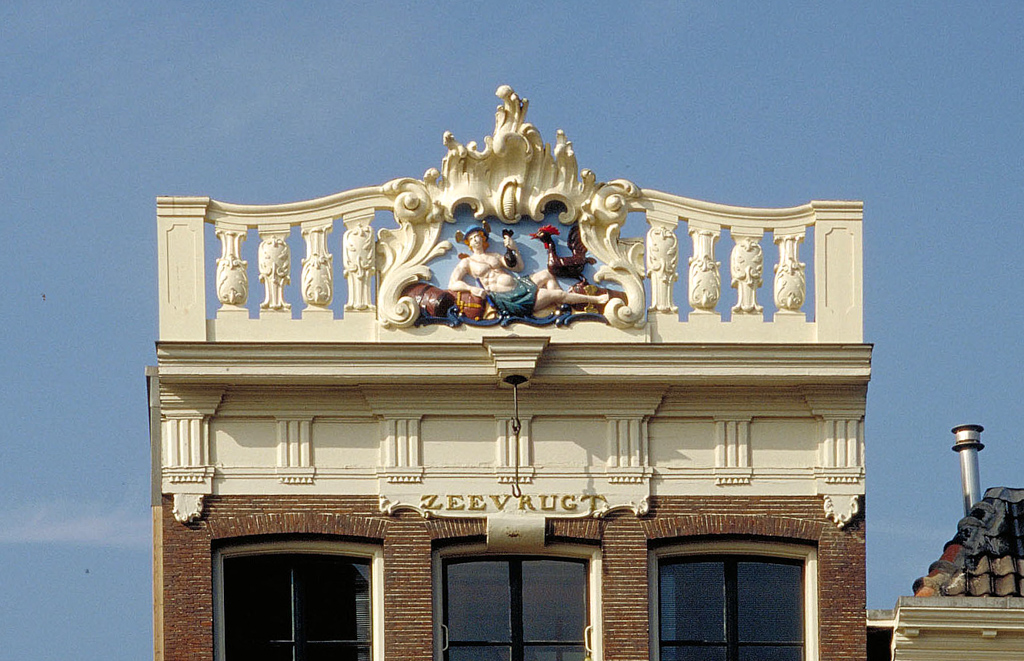 Singel 36, Zeevrugt, tot voorheen en nu: balustrade geheel verdwenen, alleen het middenstuk met Mercurius staat er nog.😢 Informaties zijn ingewonnen.