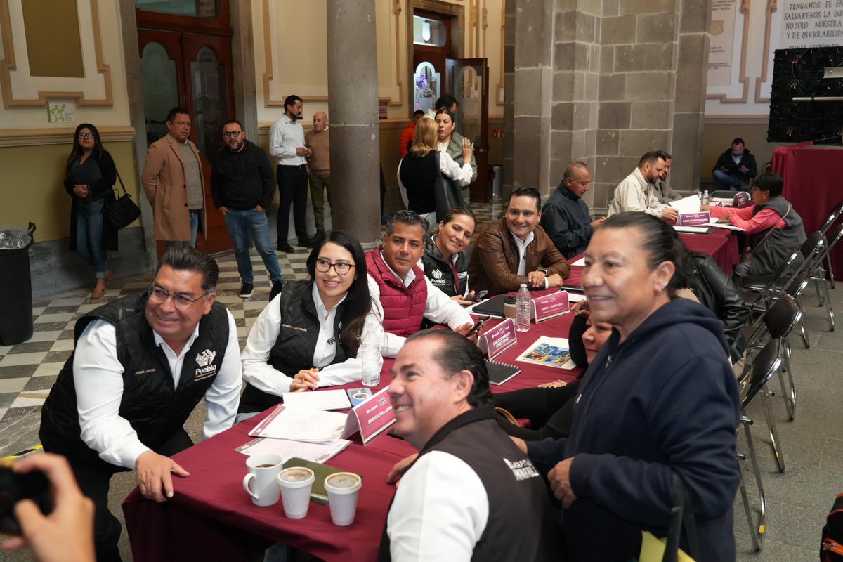 Ya andamos en el Palacio Municipal 🏛️
Listos para escuchar de frente a las y los poblanos 👂🏼🗣️
Aquí no nos escondemos, #LaCapitalTeEscucha 🤝
¡Excelente martes, que siga la chamba! 👊🏼☀️ #Puebla