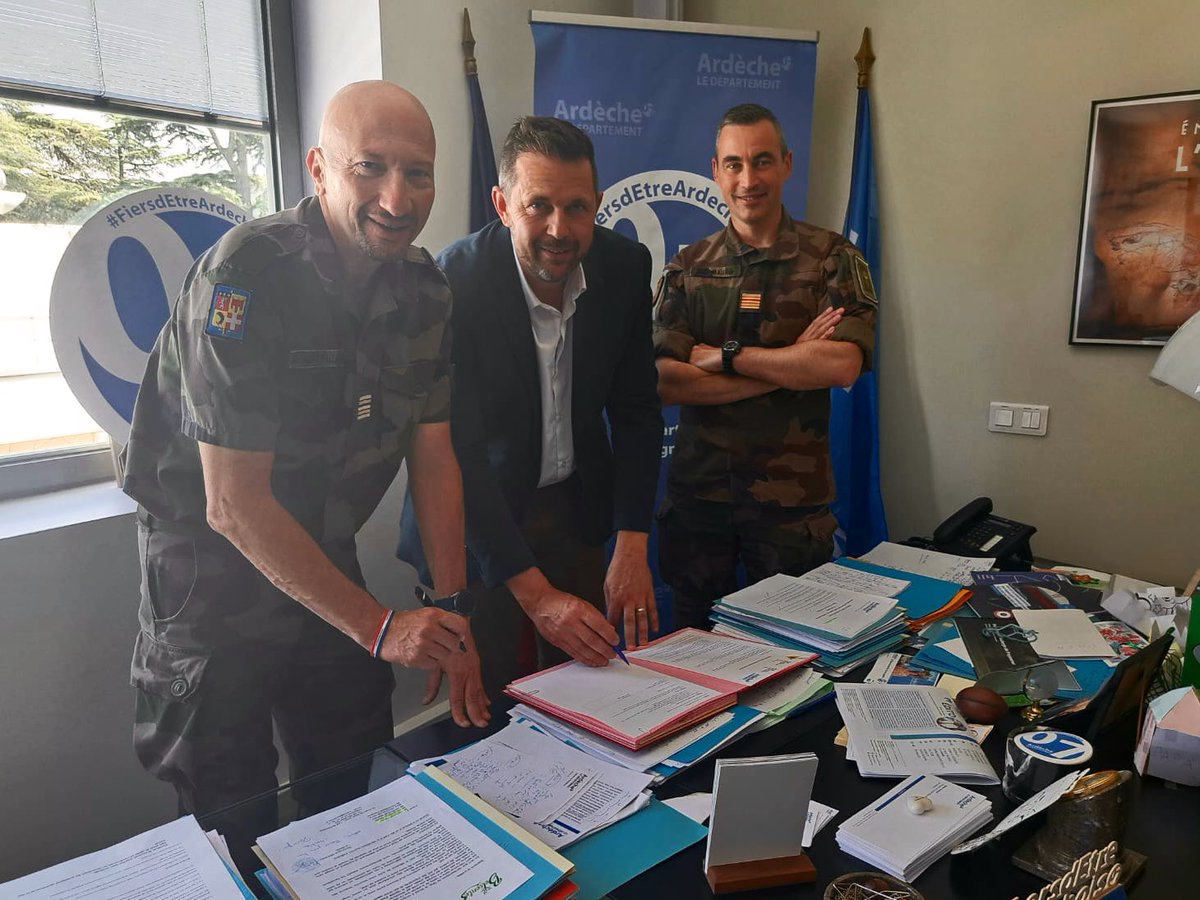 Hier, le Président du Conseil départemental et le DMD ont signé conjointement une convention par laquelle le Département s’engage à accompagner le dispositif des "Cadets de l’Ardèche".
Le COL Maurin <a href="/1erSpahis/">Chef de corps du 1er régiment de spahis</a> témoignait par sa présence de l’appui du régiment.