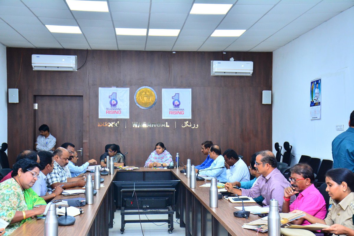 కలెక్టరేట్లో ఇన్నర్ రింగ్ రోడ్, నేషనల్ గ్రీన్ ఫీల్డ్ హైవే, కాకతీయ మెగా టెక్స్టైల్ పార్క్, ఆర్ఓబి అభివృద్ధి పనుల పురోగతిపై అధికారులతో సమీక్ష.
<a href="/TelanganaCMO/">Telangana CMO</a> <a href="/TelanganaCS/">Office of Chief Secretary, Telangana Govt.</a> 
<a href="/INC_Ponguleti/">Ponguleti Srinivasa Reddy</a>  <a href="/iamkondasurekha/">Konda Surekha</a>