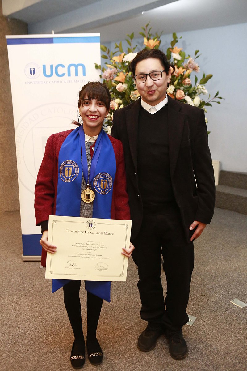 🎓 "Un mundo más humano necesita más pensamiento crítico y compromiso ético", destacó el rector Dr. Claudio Rojas, en la graduación de nuevos #doctoresUCM.

◾️ Desde nuestra Facultad, reafirmamos el valor de las #humanidades en este camino. 

Lee más aquí: cutt.ly/grWkfofD