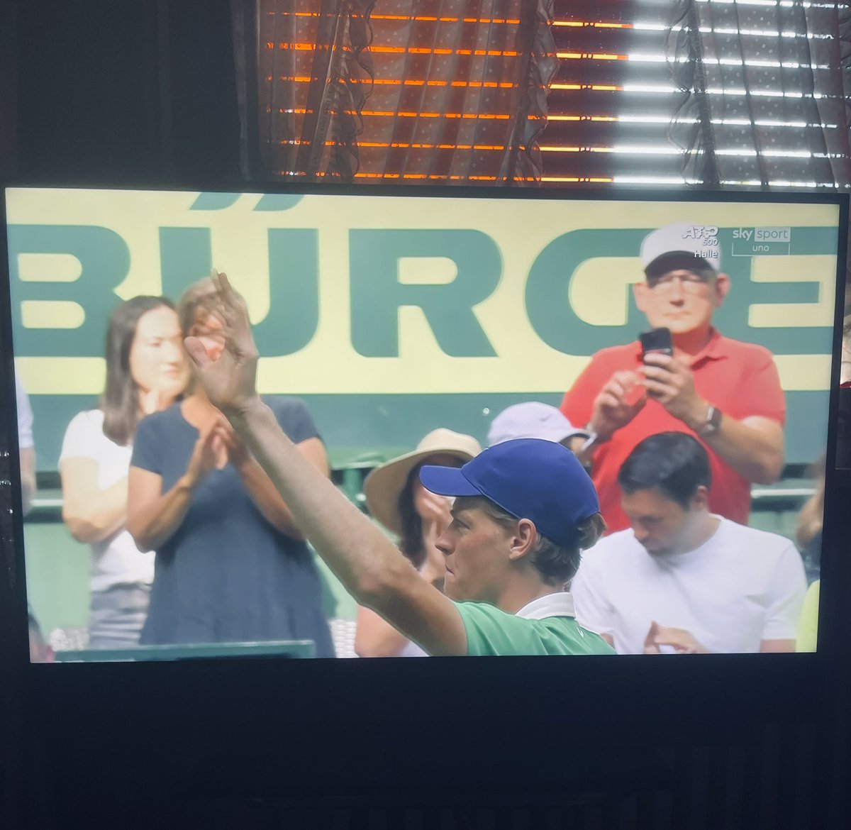 🎾 🌱Debutto vincente per Jannik #Sinner al #TerraWortmannOpen di Halle 
(ATP 500):

battuto il padrone di casa 
🇩🇪 Yannick Hanfmann in due set 
7-5; 6-3
in 1h 30’