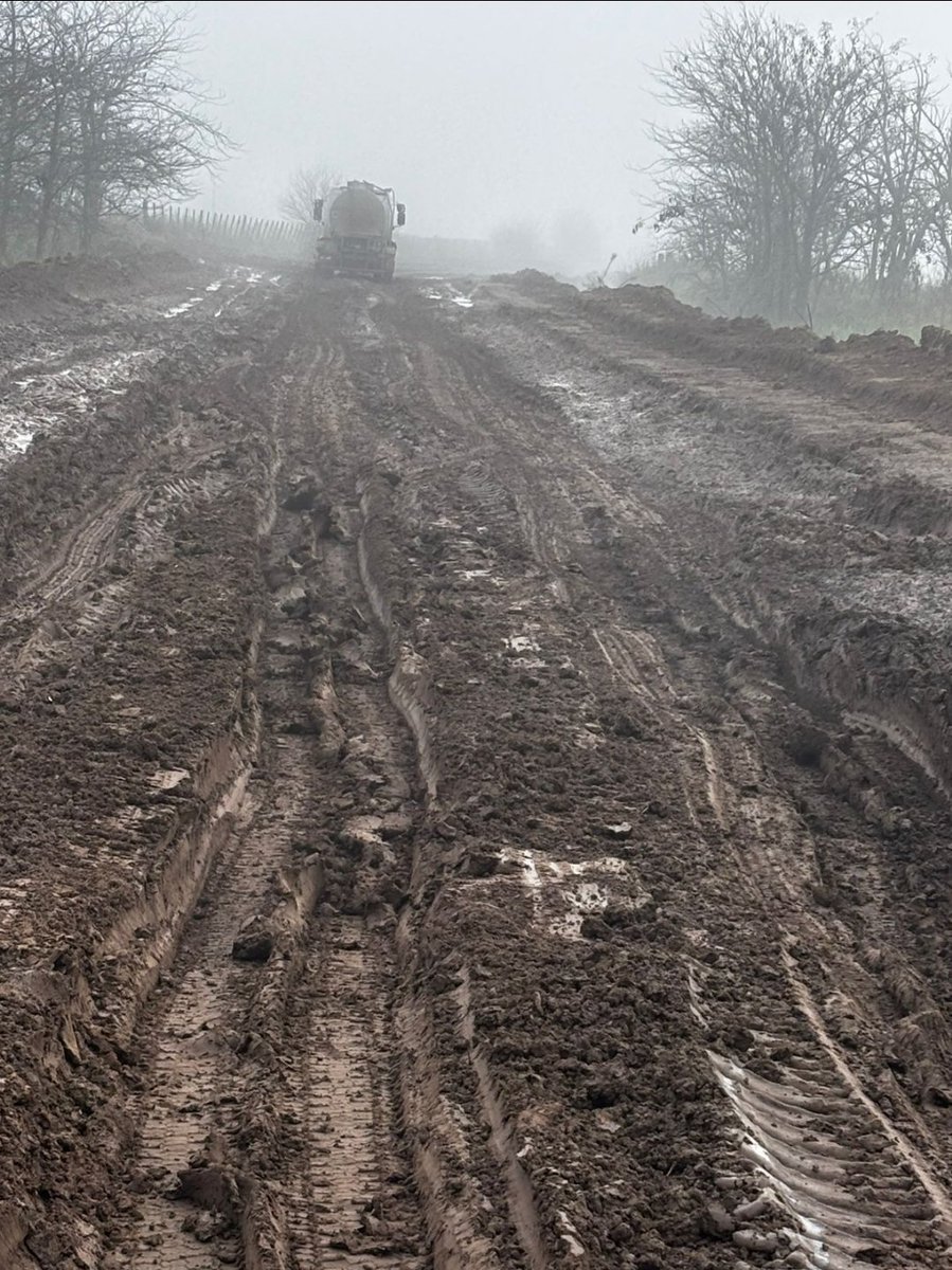 Enterrados nos quieren el intendente <a href="/danielstadnik_/">Daniel Stadnik</a> y el senador <a href="/wtorchio/">walter torchio</a> 
Ellos se preparan para la marcha de mañana, mientras los siervos de la Gleba intentamos sobrevivir en el chiquero al que nos han desterrado.

#RebelionEnLaGranja
#RuralidadAbandonada