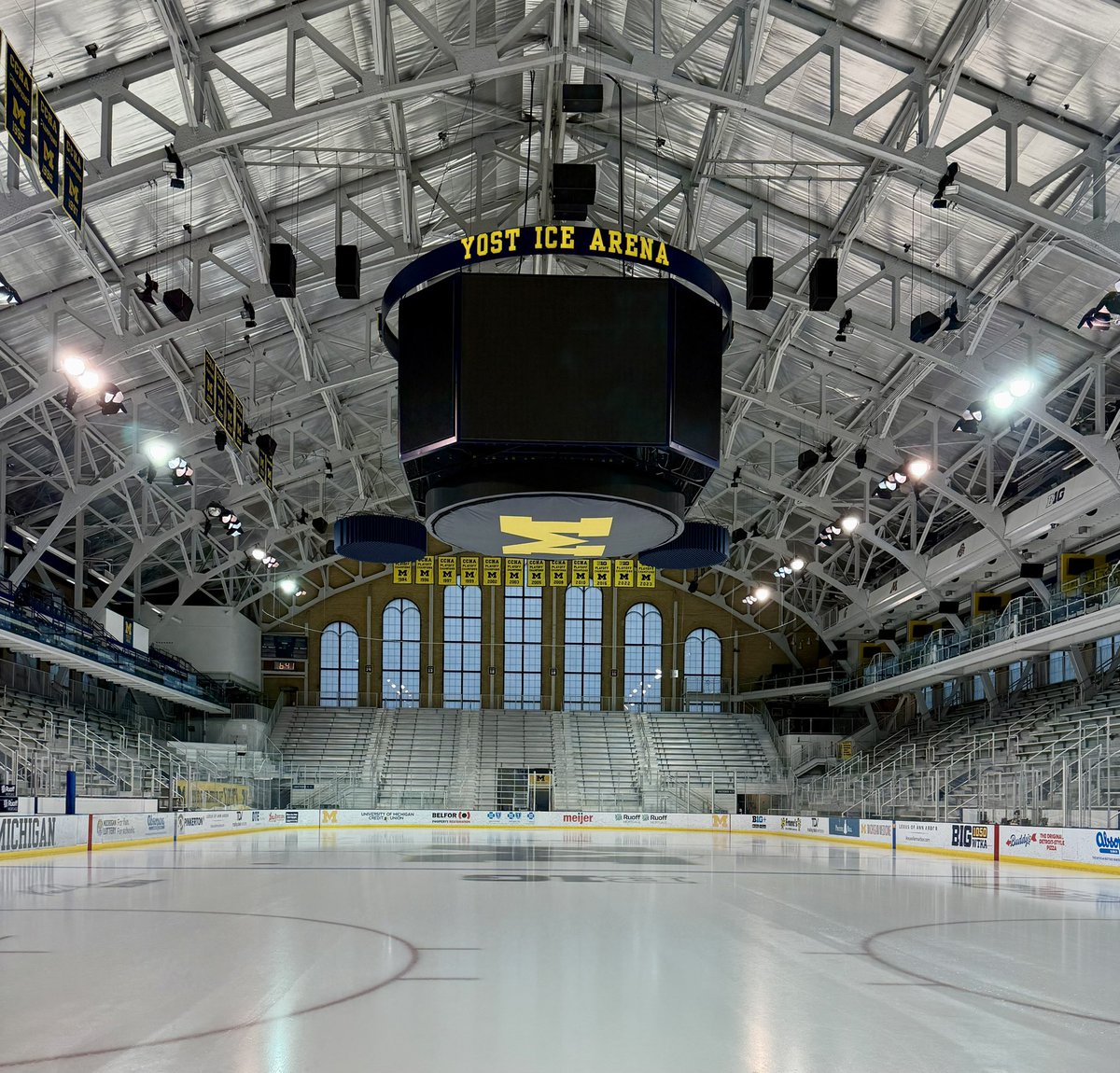 jplandowski's tweet image. Thank you @TheCoachesSite for an amazing experience in Ann Arbor! It was an incredible opportunity to present and share with over 450 coaches at the beautiful Yost Arena! Thank you! 🙏