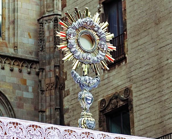 Hoy, solemnidad de Corpus Christi, celebramos con alegría que Cristo está realmente presente en el sacramento de la Eucaristía.

«Que Jesús, pan de vida, nos impulse a ser un buen pan para los demás».

#CartaDominical
tinyurl.com/ytzjvmxk