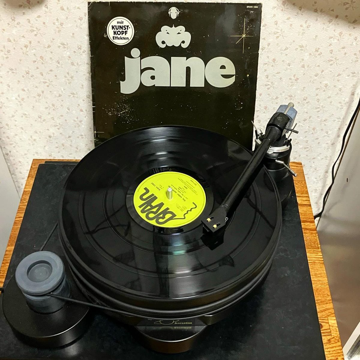 【レコード】Jane - Fire, Water, Earth &amp; Air 76年Germany盤。軽くもなく重くもなく浮遊する質感と裏腹に基本はハード・ロック的なのだが、妙に盛り上がらないまま進行する展開がクラウト・ロック的といえばそうだし、この奇妙な丁寧さがジェーンのジェーンたるところというか、そんな気がしている。