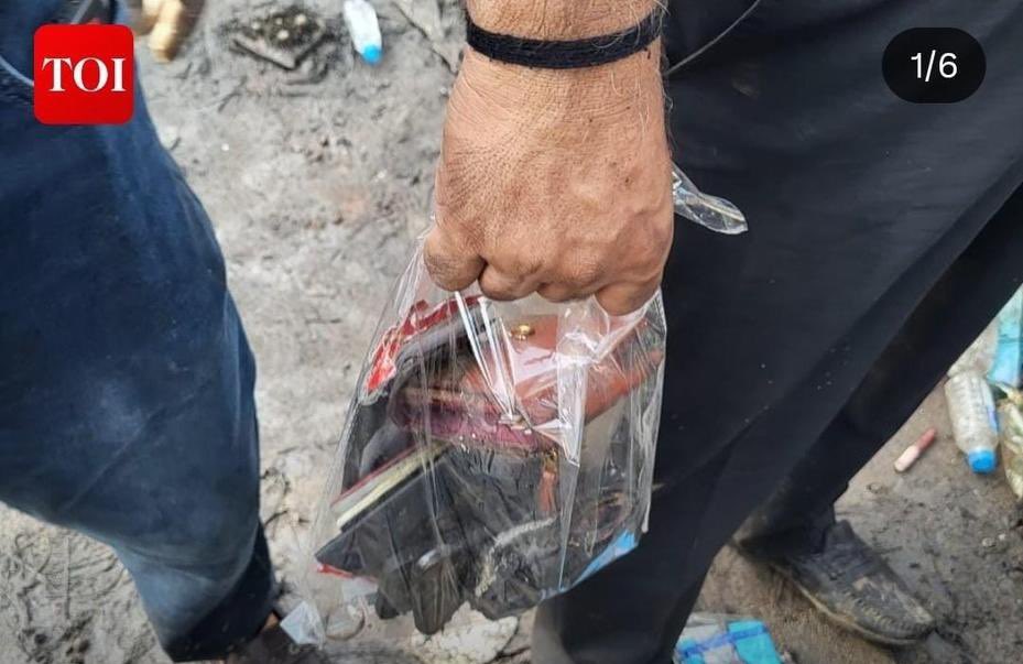Potato!🚩 (@avoid_potato) on Twitter photo A man at the AirIndiaCrash site in Ahmedabad found 700grams of Gold & Cash but handed it all over to officials.
Gujaratis stay rooted in honesty, work, and peace,no drama, no division,no discrimination,just happy people crazy for food. A man at the AirIndiaCrash site in Ahmedabad found 700grams of Gold & Cash but handed it all over to officials.
Gujaratis stay rooted in honesty, work, and peace,no drama, no division,no discrimination,just happy people crazy for food.