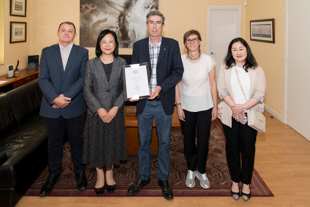bibliotequesudl's tweet photo. Ahir es va realitzar l'acte de cerimònia d’agraïment de la donació de llibres @ReadJapan_TNF amb la presència de la Sra. Akiko Shikata, Cònsol General del Japó a Barcelona 🌸
Trobareu els llibres a la #bibliotecadelletres
🔗https://t.co/YAZZ26mQMs https://t.co/cab4IktSSt