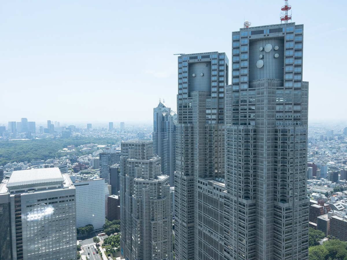 kohatabuilding's tweet photo. 新宿住友ビル（通称三角ビル）の最上階、52階からの眺望えぐいな。東京を制覇した感。住友不動産さんが気合い入れてガッツリリニューアルした気概を感じる。
それにしても都庁を同じ目線で初めて見たけど造りがすごくておもろい👀 https://t.co/wEK8UsEkEe