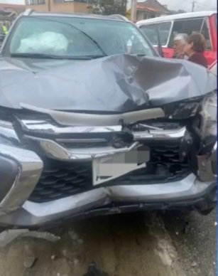 NuevoTiempoCue's tweet photo. 🔴#ATENCIÓN🖤
Una mujer f4lleció en una casa de salud luego de ser impactada por el choque de dos vehículos, ocurrido ayer en la intersección de la calle Remigio Tamariz y Galápagos, #Cuenca. 
📍En el lugar quedaron prendas de vestir y huellas del f4tal accidente que hasta la mañana de este martes 17 de junio no fueron limpiados.