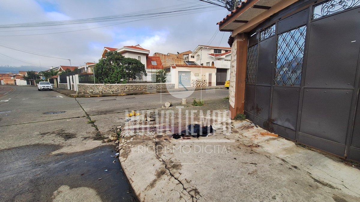 NuevoTiempoCue's tweet photo. 🔴#ATENCIÓN🖤
Una mujer f4lleció en una casa de salud luego de ser impactada por el choque de dos vehículos, ocurrido ayer en la intersección de la calle Remigio Tamariz y Galápagos, #Cuenca. 
📍En el lugar quedaron prendas de vestir y huellas del f4tal accidente que hasta la mañana de este martes 17 de junio no fueron limpiados.