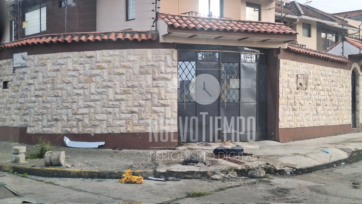 NuevoTiempoCue's tweet photo. 🔴#ATENCIÓN🖤
Una mujer f4lleció en una casa de salud luego de ser impactada por el choque de dos vehículos, ocurrido ayer en la intersección de la calle Remigio Tamariz y Galápagos, #Cuenca. 
📍En el lugar quedaron prendas de vestir y huellas del f4tal accidente que hasta la mañana de este martes 17 de junio no fueron limpiados.