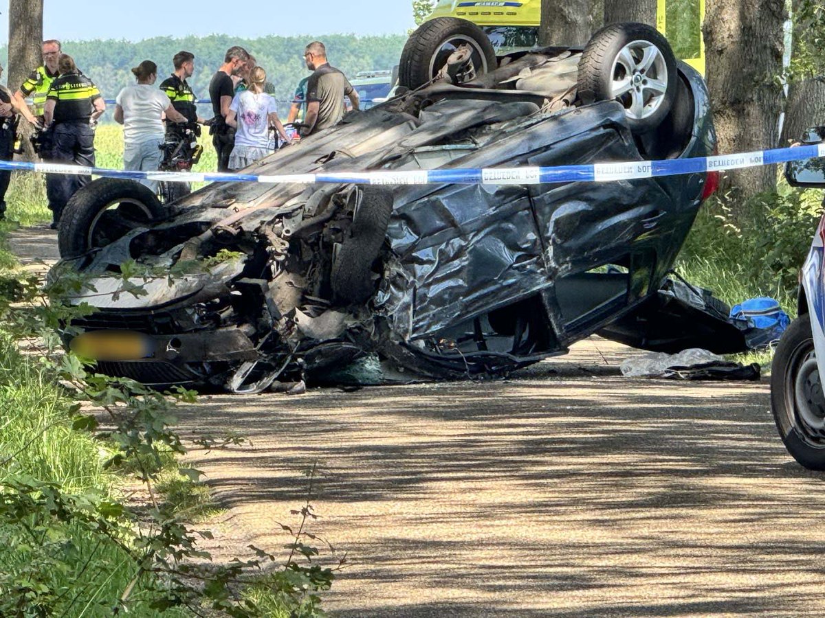Eenzijdig ongeval in Mussel: auto raakt boom en komt op het dak terecht