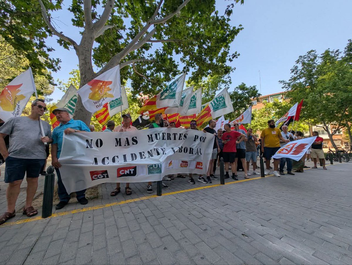 CGT Aragón - La Rioja (@cgtaragon) on Twitter photo Esta mañana hemos vuelto a concentrarnos contra las muertes en accidente laboral. Hoy ante <a href="/ITSS_INSPECCION/">ITSS - Inspeccion de Trabajo y Seguridad Social</a> #Zaragoza Esta mañana hemos vuelto a concentrarnos contra las muertes en accidente laboral. Hoy ante <a href="/ITSS_INSPECCION/">ITSS - Inspeccion de Trabajo y Seguridad Social</a> #Zaragoza