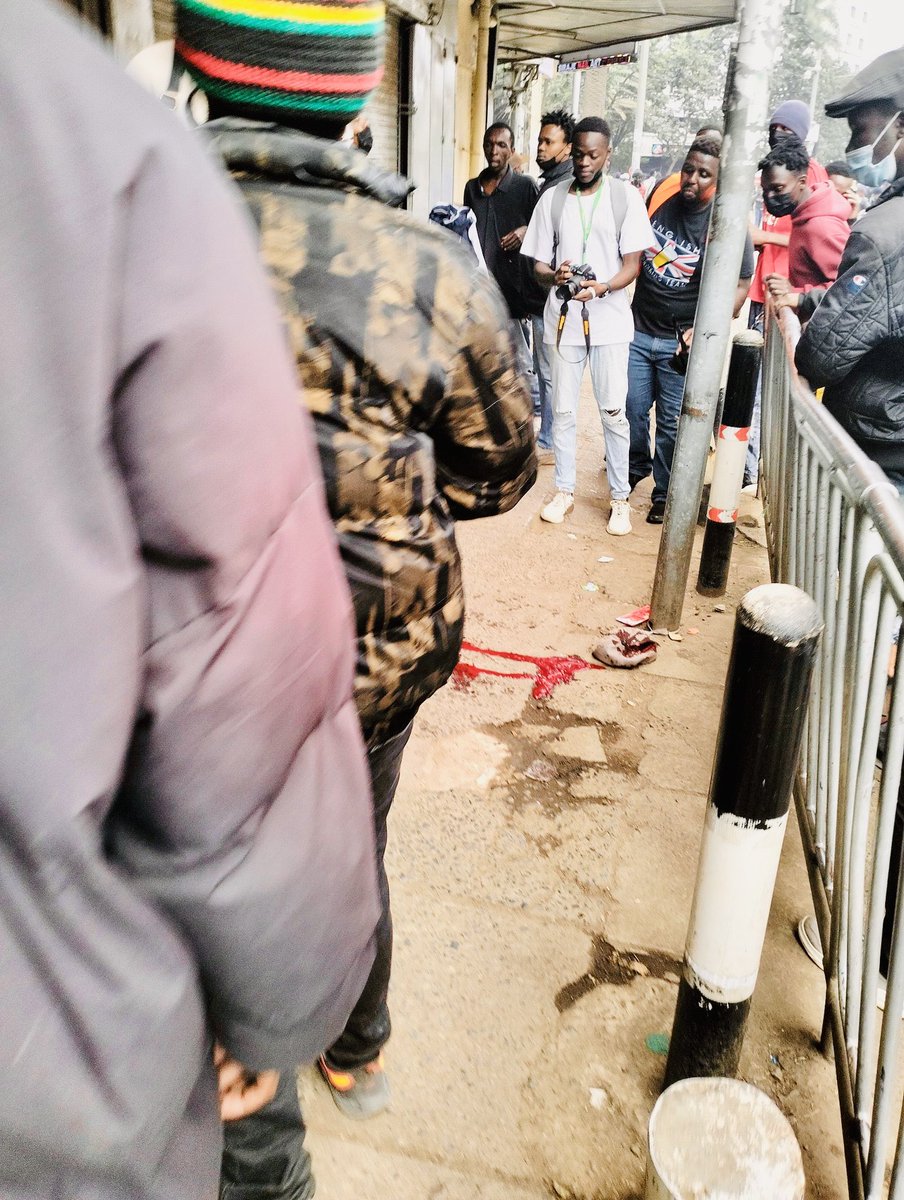 NicholusMwai's tweet photo. Rogue Government sanctioned Police Criminals Shot dead a face mask vendor in downtown Nairobi today.
Why on earth would a so called officer shoot a civilian who poses NO THREAT to anyone? WILLIAM RUTO regime and SENIOR officers @hrw @UNHumanRights https://t.co/eXTm0Ji6AE
