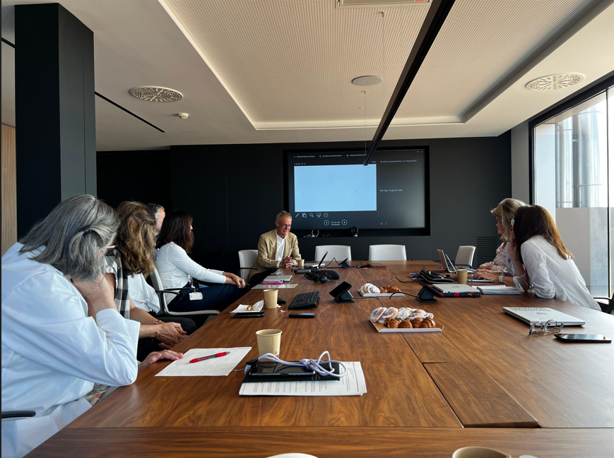 IRSJD_info's tweet photo. 🔬 Dr. José María Moraleda (@RedTeraV) visits @SJDbarcelona_ca and learns up close about the capabilities in clinical research and advanced therapies of the #HSJD environment. An inspiring exchange to continue advancing in #celltherapy, #immunotherapy and #genetherapy. 🧬Cooperative networks, translational science and commitment to #childhealth
#Research #TeraV #TeraVPlus