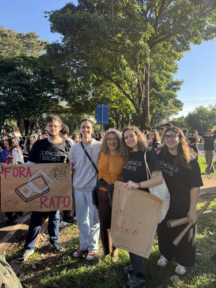 proanalucia's tweet photo. Educação não é mercadoria. Escola pública não é empresa privada. Professores não são plataformas. Alunos não são índices. #ForaRato https://t.co/nGwyKjCmMI