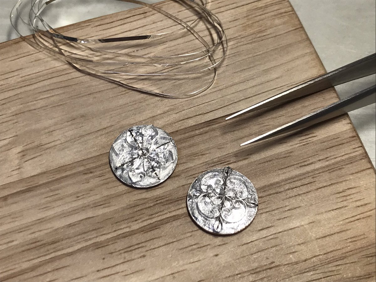 殖線作業

既存作品の新作も作りたいのですが、ちょっとコツを掴んできたのでもう少しこちらを続けます。

ワイヤーの種類は違うけど、まあ得意分野ですよねっていう。