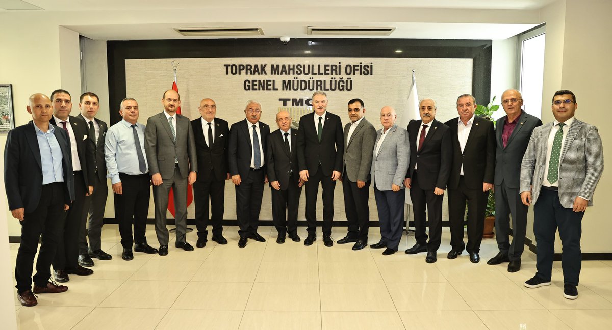 UnFederasyonu's tweet photo. TUSAF Yönetim Kurulu Üyeleri, 17 Haziran Salı günü Sn.@MMesutCakmak başkanlığında @OfisTMO Genel Müdürü Sn.Ahmet Güldal’ı makamında ziyaret etti. https://t.co/oZgcbs36lj