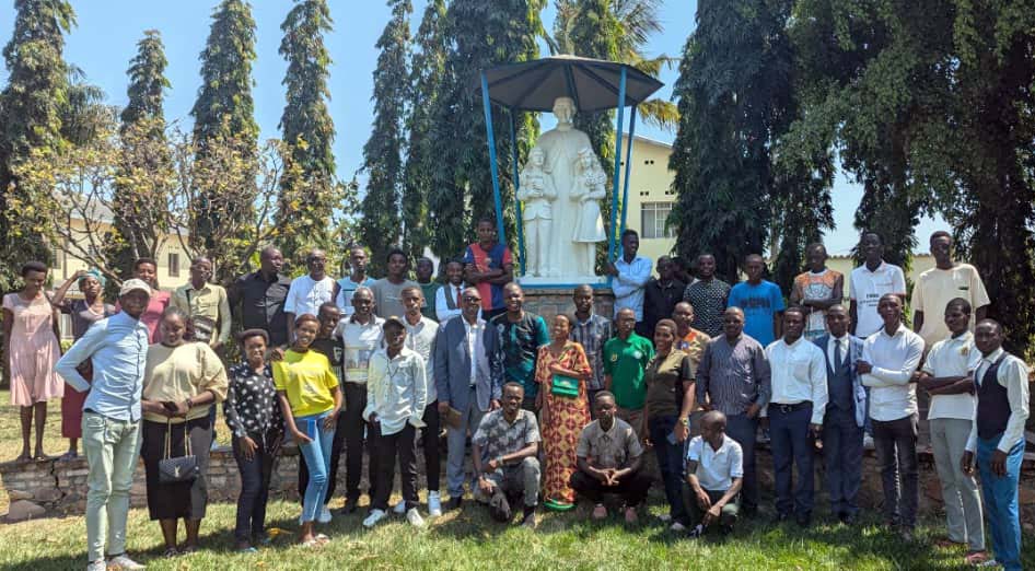 infoANS_PT's tweet image. #Burundi - Jovens #Ex-Alunos (JEX) se reúnem para elaborar projetos para a sua #Associação
infoans.org/pt/secoes/foto…