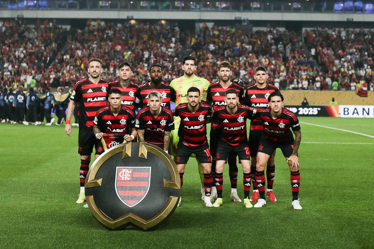 futebol_info's tweet photo. Jornais espanhóis se encantam com Flamengo e alertam Chelsea: 'Cuidado'.

AS: “Filipe Luís sonha grande: Flamengo chegou ao Mundial e demonstrou porque lidera o Brasileirão. Mostrou um jogo eficaz, de ritmo alto e vistoso com a bola. Brilharam os jogadores-chave na criação, com gol de Arrascaeta e liderança de Jorginho, já na estreia. A equipe carioca mandou no jogo e sem mostrar o nervosismo típico de uma estreia de Mundial. Se há um nome que vale ser mencionado, é o de Arrascaeta. Cuidado, Chelsea!”

Marca: “Flamengo baila em sua estreia no Mundial: a figura mais importante foi Arrascaeta, o maestro do jogo. Por isso usa esse número valioso que é o 10. A prova de fogo virá contra o Chelsea.”

Sport: “Este é um Mundial com muitíssimas fraturas futebolísticas em uma fase de grupos, às vezes demasiadamente desigual, o que tira credibilidade a esta tentativa da FIFA regada a dólares. E uma delas é o abismo que separa o clube mais poderoso da América do Sul, com poder de compra para realizar contratações à la Europa, e o campeão da Tunísia. Filipe Luís mostra seriedade como técnico. É um selo que imprimiu a uma equipe com muita qualidade para os parâmetros sul-americanos.”

🗞 @ESPNBrasil 
📸 Gilvan de Souza/CRF