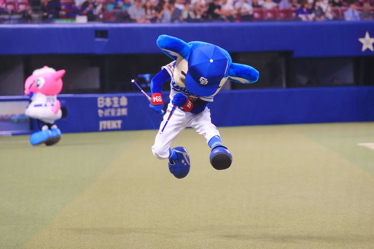 勝野の登場曲「ココロオドル」に合わせて飛んだドアラさん (⌒l