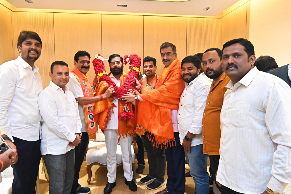 📍 #मुंबई |

#बीड विधानसभा मतदारसंघाचे माजी आमदार आणि उबाठा गटाचे लोकसभा संपर्कप्रमुख सुनील धांडे यांनी आज #शिवसेना पक्षात जाहीर प्रवेश केला. त्यांचे स्वागत करून त्यांना भावी सामाजिक आणि राजकीय वाटचालीसाठी शुभेच्छा दिल्या. 

यावेळी पर्यटन मंत्री शंभूराज देसाई, आमदार भावना गवळी