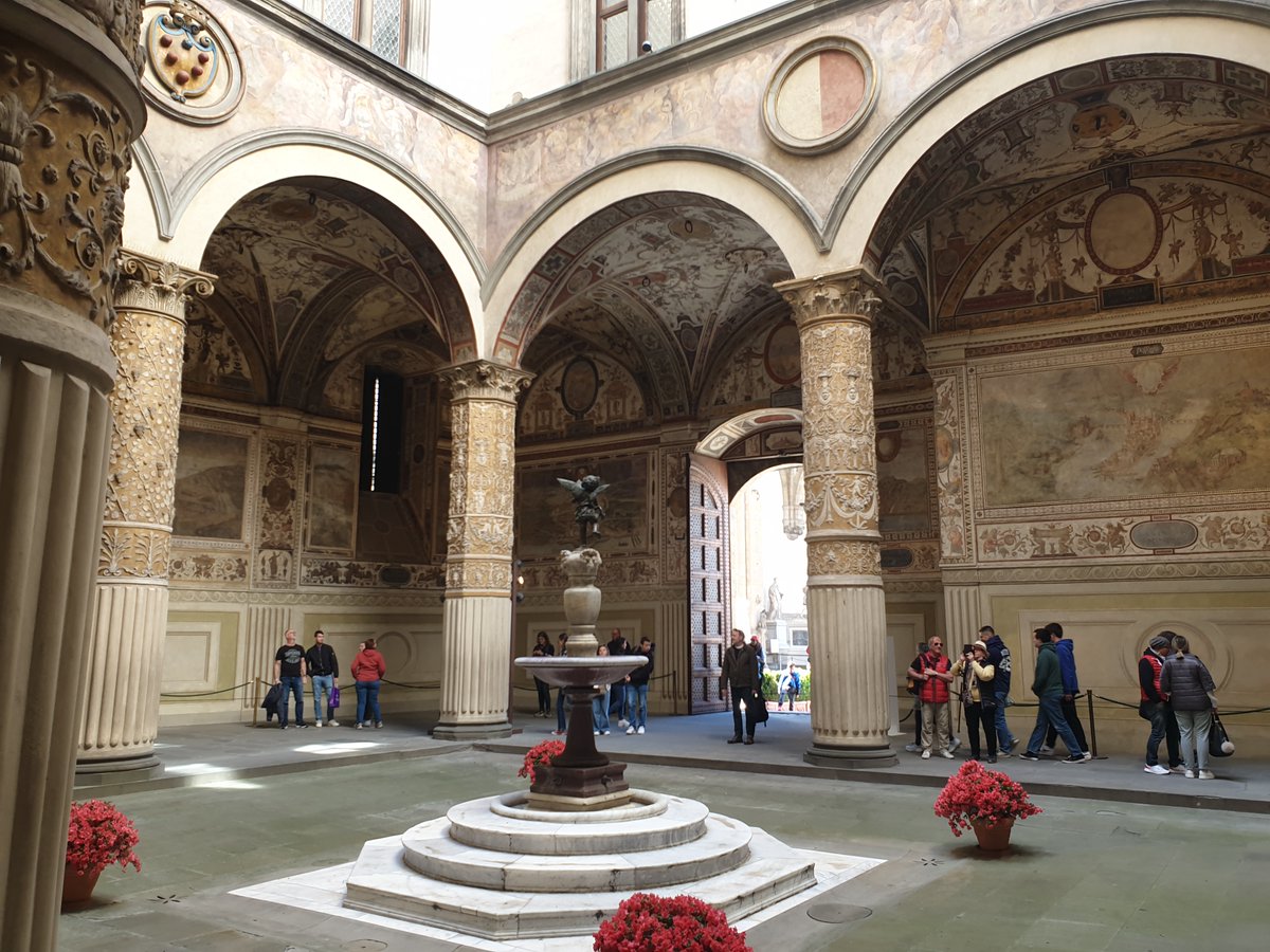 🏰Palacio Vecchio (s.XIII-XIV, Florencia) Edificio de gobierno tanto con la república como con el ducado. Construido en estilo gótico, contiene esculturas y frescos de los mejores artístas gracias al mecenazgo de la ciudad.
