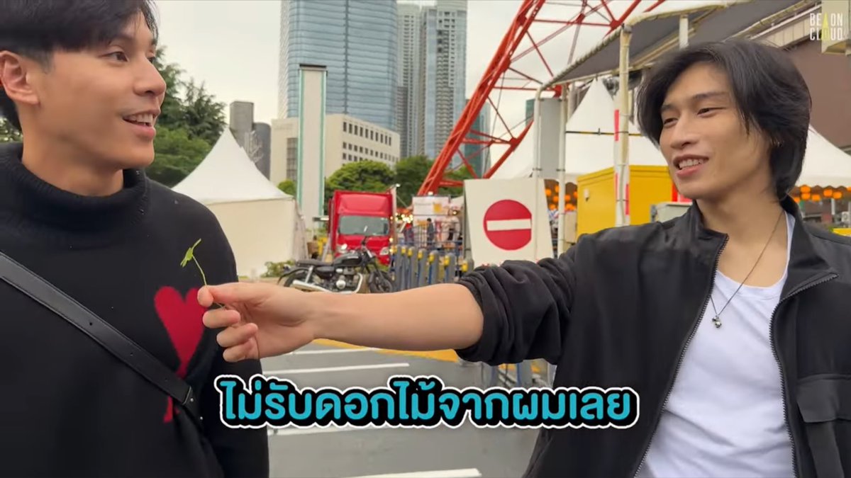ช้อตนี้คือยัย ลูกบี๋ยื่นดอกไม้ให้เจดแล้วไม่ยอมรับเลยไปยื่นให้บาสแทนหรอ (เจดทำแบบนี้แม่จะโดนแม่น้องบี๋ล้อนะลูก)