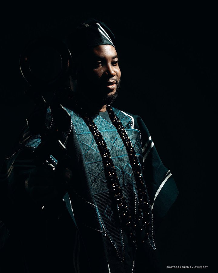 Iná njó, ògiri ò sá, pápá n jó ìgbẹ́ ò m'ira. Mo yọ̀ fún ẹ, mo yọ̀ fún ara mi, l'áké m'àjó m'àjòjò l'ọ́fà, ọmọ akin tí n f'o̩lá w'e̩wó̩, akọni tí n f'adé rera!
Olúwadámiláré, alàgbà tí ò gbàgbàkugbà,ẹ kú ọdún, ẹkú ìyèdún, èdùmàrè ò ní fi Èyí ṣ'òpin oore. Have fun bro