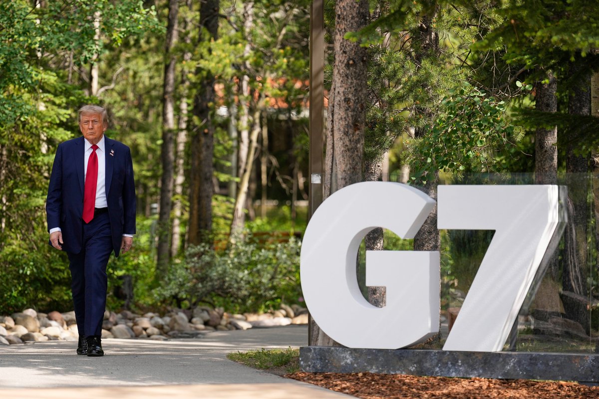 Il Presidente Trump e il Presidente del Consiglio Meloni insieme agli altri leader del G7 per il Summit di Kananaskis, Canada.