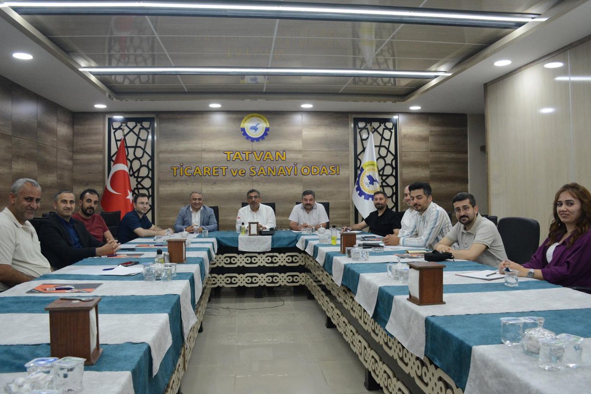 📌Tatvan Ticaret ve Sanayi Odası’nda, Bitlis Eren Üniversitesi İşletme Bölümü, KOSGEB ve DAKA temsilcilerinin katılımıyla toplantı gerçekleştirildi.

📌Toplantıda Tatvan TSO bünyesinde Yatırımcı Danışma Merkezi kurulması ve merkezde yürütülecek çalışmalar ele alındı.