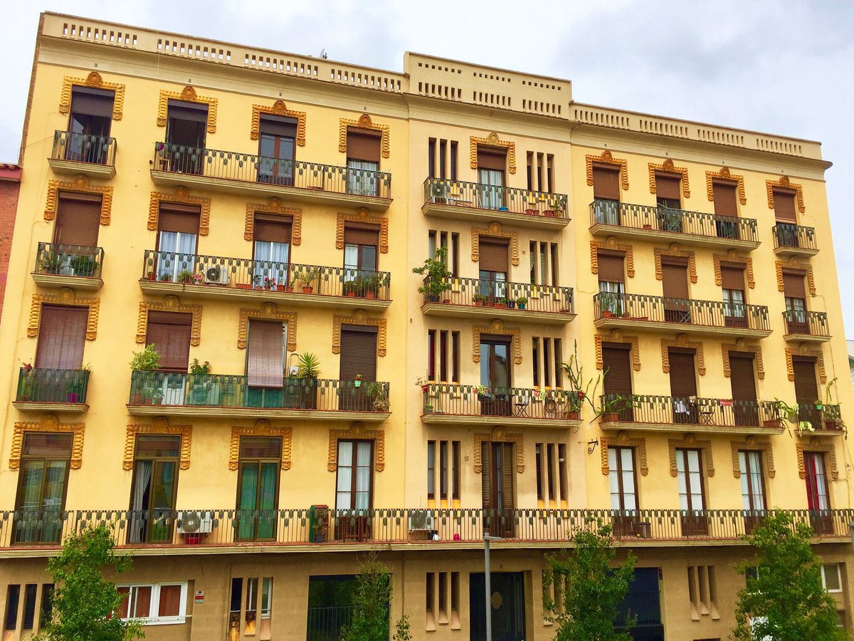 La Casa Salvadora Morell (Sant Jordi 8), un edifici preciós de 1913-15 d'Ignasi Mas i Morell (hi va viure la mare?). Tot el que he anat descobrint que va construir aquest arquitecte m'encanta #Sants