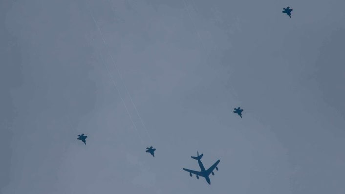 17 aviones cisternas y cazas de combate F-35 F-22 y F-16 se dirigen a Oriente Medio.

También el portaaviones USS Nimitz junto a su grupo de combate se dirige hacia allí.

EE.UU. envía lo mejor que tiene a la zona.