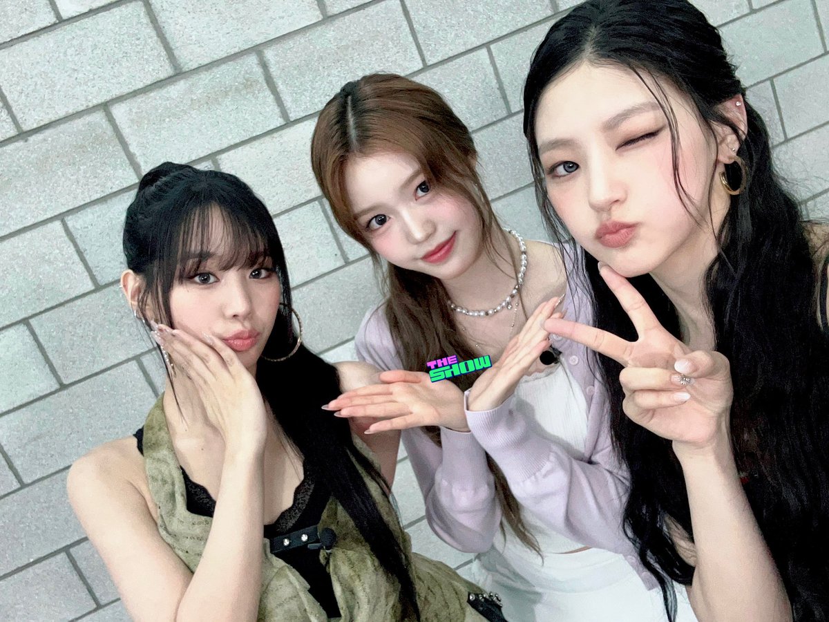 KISS OF LIFE FRANCE 💋🌖 (@kioffrance_fan) on Twitter photo PHOTO┊17.06.25
Natty et Haneul avec Saebi (@SaebiFranceFan) de IZNA (<a href="/IZNA_FRANCE/">izɴ/α FRANCE 🇫🇷</a>) pour THE SHOW !
> 🍪
#KISSOFLIFE #키스오브라이프 #KIOF #NATTY #HANEUL PHOTO┊17.06.25
Natty et Haneul avec Saebi (@SaebiFranceFan) de IZNA (<a href="/IZNA_FRANCE/">izɴ/α FRANCE 🇫🇷</a>) pour THE SHOW !
> 🍪
#KISSOFLIFE #키스오브라이프 #KIOF #NATTY #HANEUL