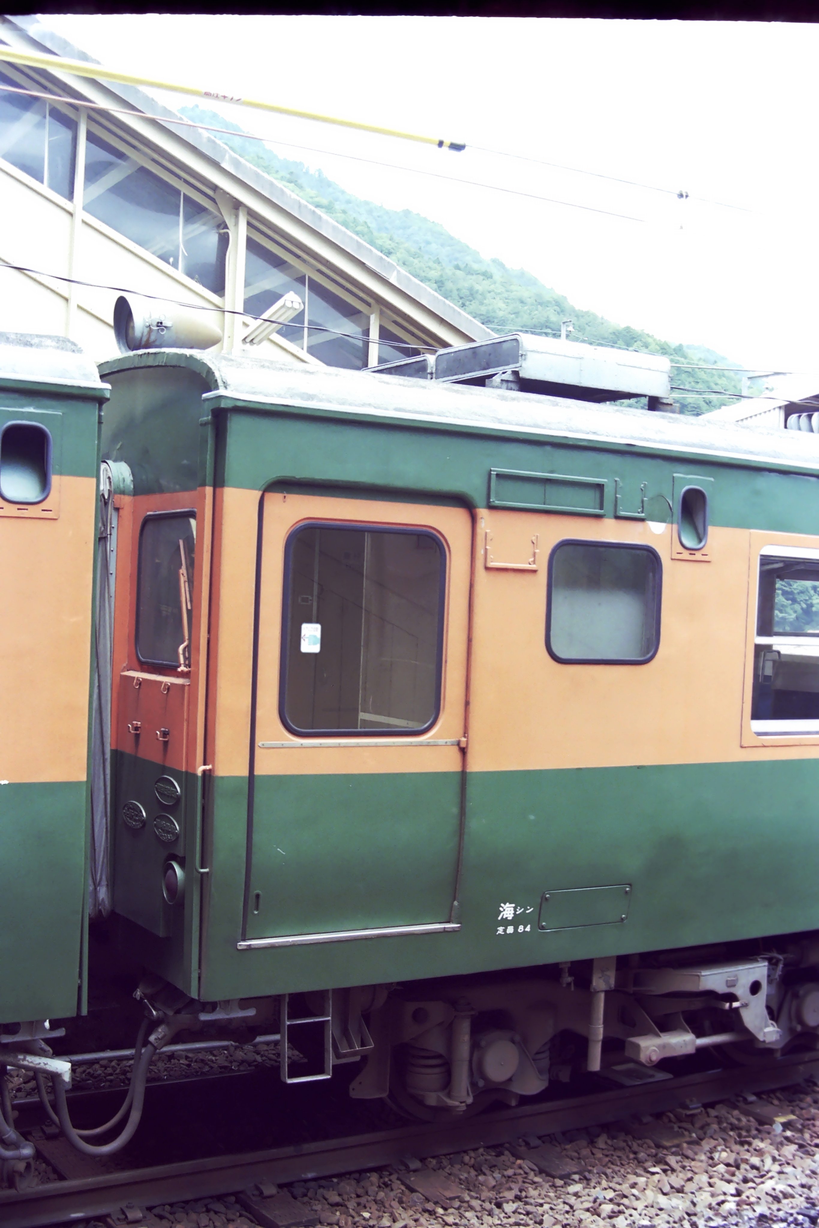 モハ164−818番号板